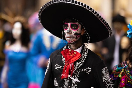 Téléchargez les photos : Matamoros, Tamaulipas, Mexique - novembre 1, 2022 : Dia de los Muertos Parade, Students dress up as catrinas, marching down Sexta street during the parade - en image libre de droit
