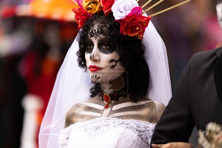 Foto de Matamoros, Tamaulipas, México - 1 de noviembre de 2022: Desfile Dia de los Muertos, Los estudiantes se disfrazan de catrinas, marchando por la calle Sexta durante el desfile - Imagen libre de derechos