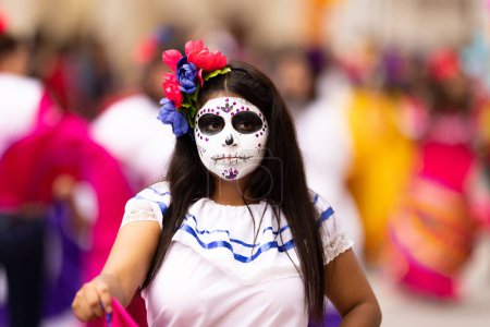 Téléchargez les photos : Matamoros, Tamaulipas, Mexique - novembre 1, 2022 : Dia de los Muertos Parade, Danseurs vêtus de vêtements traditionnels lors du défilé - en image libre de droit