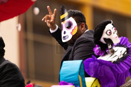Téléchargez les photos : Matamoros, Tamaulipas, Mexique - novembre 1, 2022 : Dia de los Muertos Parade, Étudiants portant des masques sur un char - en image libre de droit
