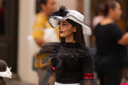Téléchargez les photos : Matamoros, Tamaulipas, Mexique - novembre 1, 2022 : Dia de los Muertos Parade, Catrina portant des vêtements traditionnels et une robe de fleurs - en image libre de droit