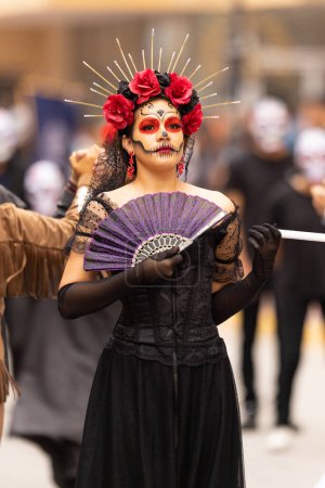 Foto de Matamoros, Tamaulipas, México - 1 de noviembre de 2022: Desfile de Dia de los Muertos, Mujer joven vestida como catrina vestida con ropa tradicional - Imagen libre de derechos