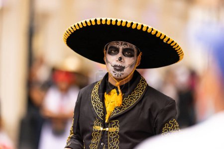 Téléchargez les photos : Matamoros, Tamaulipas, Mexique - novembre 1, 2022 : Dia de los Muertos Parade, Homme portant de la peinture sur le visage du crâne, déguisé en marichi - en image libre de droit