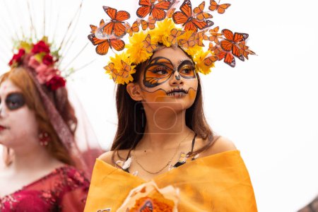 Téléchargez les photos : Matamoros, Tamaulipas, Mexique - novembre 1, 2022 : Dia de los Muertos Parade, Jeunes femmes chevauchant un char portant des vêtements traditionnels habillés en catrinas - en image libre de droit