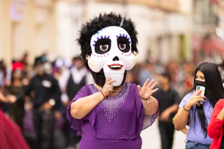 Téléchargez les photos : Matamoros, Tamaulipas, Mexique - 1 novembre 2022 : Dia de los Muertos Parade, femme portant un grand masque de crâne agitant les spectateurs - en image libre de droit