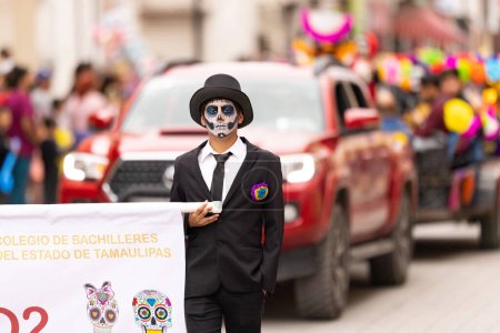Téléchargez les photos : Matamoros, Tamaulipas, Mexique - novembre 1, 2022 : Dia de los Muertos Parade, Jeune homme portant une tenue morte pendant la parade - en image libre de droit