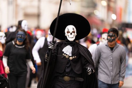 Téléchargez les photos : Matamoros, Tamaulipas, Mexique - novembre 1, 2022 : Dia de los Muertos Parade, Danseurs portant des vêtements traditionnels et des masques crâniens jouant au défilé - en image libre de droit