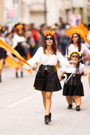 Téléchargez les photos : Matamoros, Tamaulipas, Mexique - novembre 1, 2022 : Dia de los Muertos Parade, Cheerleaders with skull face paint, performing at the parade - en image libre de droit