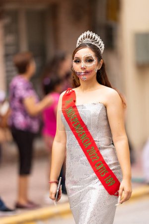 Foto de Matamoros, Tamaulipas, México - 1 de noviembre de 2022: Desfile de la Dia de los Muertos, reina de la belleza, con una corona y la cara pintada como un cráneo - Imagen libre de derechos