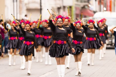 Téléchargez les photos : Matamoros, Tamaulipas, Mexique - novembre 1, 2022 : Dia de los Muertos Parade, The C.B.T.i.s. 189 pom-pom girls jouant au défilé - en image libre de droit