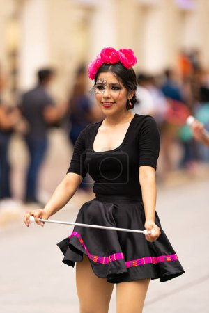 Téléchargez les photos : Matamoros, Tamaulipas, Mexique - novembre 1, 2022 : Dia de los Muertos Parade, The Ricardo Flores Magon High School Cheerleaders Performing at the parade - en image libre de droit