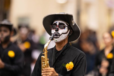 Téléchargez les photos : Matamoros, Tamaulipas, Mexique - novembre 1, 2022 : Dia de los Muertos Parade, The Ricardo Flores Magon High School Marching Band performant au défilé - en image libre de droit