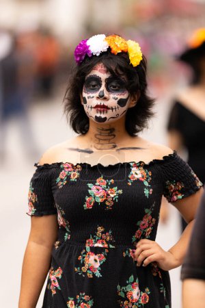 Téléchargez les photos : Matamoros, Tamaulipas, Mexique - novembre 1, 2022 : Dia de los Muertos Parade, Femme portant de la peinture sur le visage du crâne et une tête pleine de fleurs - en image libre de droit