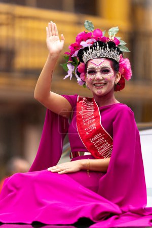 Téléchargez les photos : Matamoros, Tamaulipas, Mexique - novembre 1, 2022 : Dia de los Muertos Parade, Queen dress up as catrina, riding on the hood of a car during the parade - en image libre de droit