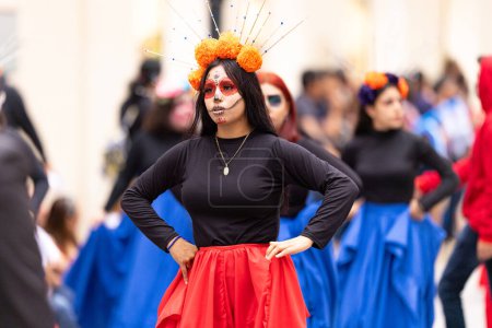 Téléchargez les photos : Matamoros, Tamaulipas, Mexique - novembre 1, 2022 : Dia de los Muertos Parade, danseurs traditionnels mexicains, déguisés en catrinas pendant le défilé - en image libre de droit