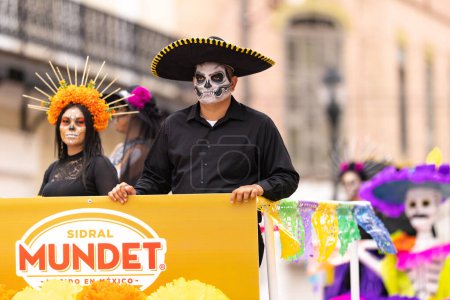 Foto de Matamoros, Tamaulipas, México - 1 de noviembre de 2022: Desfile de Dia de los Muertos, Hombre usando pintura facial de cráneo disfrazado de mariachi - Imagen libre de derechos