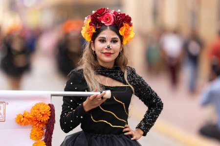 Téléchargez les photos : Matamoros, Tamaulipas, Mexique - novembre 1, 2022 : Dia de los Muertos Parade, Cheerleaders de l'Instituto Tecnologico de Matamoros danicng à la parade - en image libre de droit