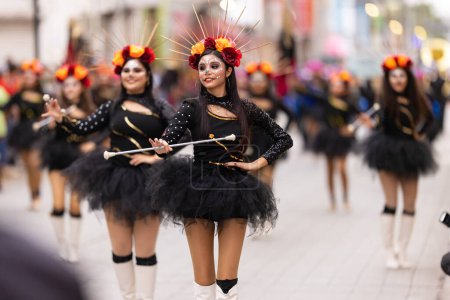 Foto de Matamoros, Tamaulipas, México - 1 de noviembre de 2022: Desfile Dia de los Muertos, Animadoras del Instituto Tecnológico de Matamoros danicng en el desfile - Imagen libre de derechos