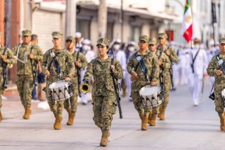 Téléchargez les photos : Matamoros, Tamaulipas, Mexique - septembre 16, 2022 : Desfile 16 de Septiembre, Musique de marche des Navys mexicains jouant au défilé - en image libre de droit