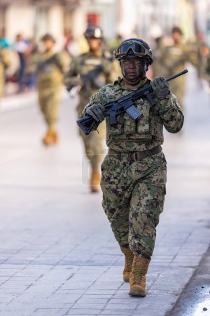 Téléchargez les photos : Matamoros, Tamaulipas, Mexique - 16 septembre 2022 : Desfile 16 de Septiembre, Membre de la Marine mexicaine marchant avec leur fusil - en image libre de droit