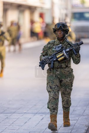 Téléchargez les photos : Matamoros, Tamaulipas, Mexique - septembre 16, 2022 : Desfile 16 de Septiembre, Femme membre de la Marine mexicaine, manipulant un lanceur de granade Milkor MGL - en image libre de droit