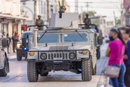 Foto de Matamoros, Tamaulipas, México - 16 de septiembre de 2022: Desfile 16 de Septiembre, Humvee de la marina mexicana con un soldado manejando una ametralladora pesada en ella es torreta - Imagen libre de derechos