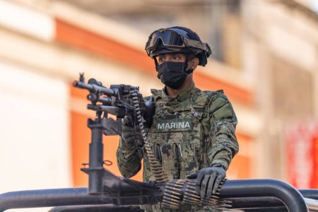 Téléchargez les photos : Matamoros, Tamaulipas, Mexique - 16 septembre 2022 : Desfile 16 de Septiembre, Membre de la Marine manipulant une mitrailleuse légère - en image libre de droit