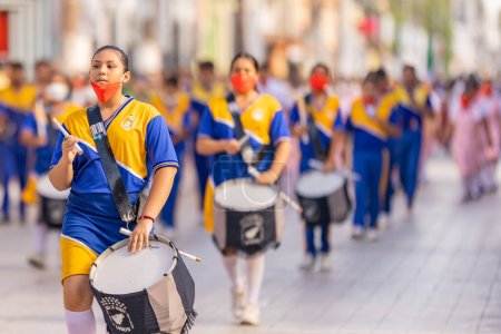 Téléchargez les photos : Matamoros, Tamaulipas, Mexique - septembre 16, 2022 : Desfile 16 de Septiembre, Membres de la Secundaria General Number 4 Lauro Villar Ochoa Marching Band performant au défilé - en image libre de droit