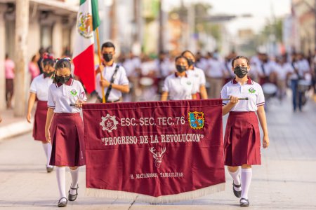 Téléchargez les photos : Matamoros, Tamaulipas, Mexique - septembre 16, 2022 : Desfile 16 de Septiembre, Membres de l'Escuela Secundaria Tecnologica 76 Marching Band performant au défilé - en image libre de droit