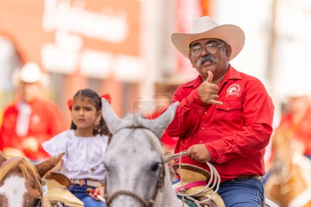 Foto de Matamoros, Tamaulipas, México - 16 de septiembre de 2022: Desfile 16 de Septiembre, Miembros de la Cuadra Cabalgantes de Matamoros montando sus casas durante el desfile - Imagen libre de derechos