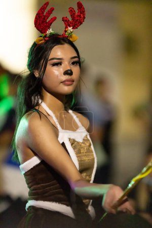 Téléchargez les photos : Matamoros, Tamaulipas, Mexique - Dicembre 9, 2022 : Le Desfile de Navidad, Pom-pom girl déguisée en renne jouant au défilé - en image libre de droit