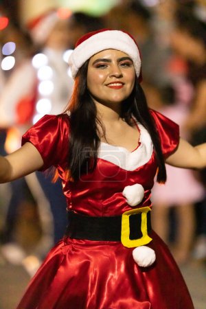 Photo for Matamoros, Tamaulipas, Mexico - Dicember 9, 2022: The Desfile de Navidad, Cheerleaders wearing traditional clothing performing at the parade - Royalty Free Image