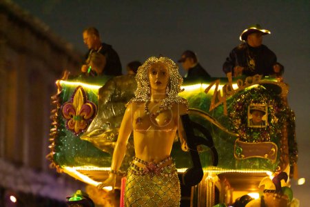 Foto de Galveston, Texas, EE.UU. - 1 de marzo de 2022: El Desfile del Mardi Gras de Galveston, Flota con una sirena gigante en el desfile - Imagen libre de derechos