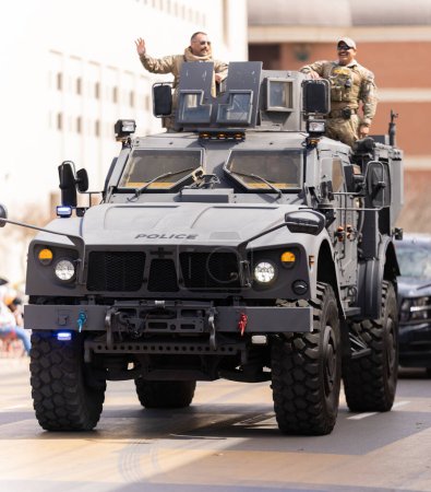 Téléchargez les photos : Laredo, Texas, États-Unis - février 19, 2022 : Le défilé d'anniversaire des lavages Anheuser-Busch, Des policiers conduisent des véhicules blindés de police - en image libre de droit