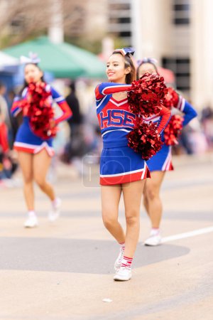 Téléchargez les photos : Laredo, Texas, États-Unis - février 19, 2022 : Le défilé d'anniversaire Anheuser-Busch Washingtons, The Harmony School of Excellence Cheerleaders performant au défilé - en image libre de droit