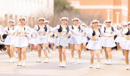 Foto de Laredo, Texas, Estados Unidos - 19 de febrero de 2022: Desfile de cumpleaños de Anheuser-Busch Washingtons, deslumbradores de la escuela secundaria tHE Alexander actuando en el desfile - Imagen libre de derechos
