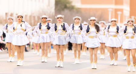 Foto de Laredo, Texas, Estados Unidos - 19 de febrero de 2022: Desfile de cumpleaños de Anheuser-Busch Washingtons, deslumbradores de la escuela secundaria tHE Alexander actuando en el desfile - Imagen libre de derechos