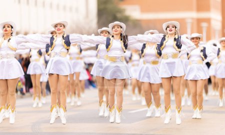 Téléchargez les photos : Laredo, Texas, États-Unis - février 19, 2022 : The Anheuser-Busch Washingtons Birthday Parade, tHE Alexander High School Dazzlers performant au défilé - en image libre de droit