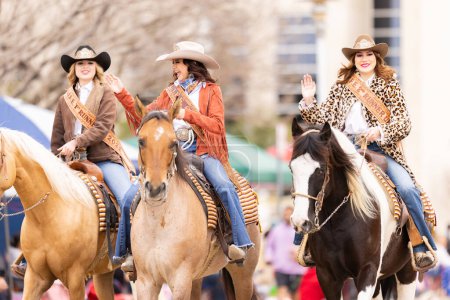 Téléchargez les photos : Laredo, Texas, États-Unis - février 19, 2022 : The Anheuser-Busch Washingtons Birthday Parade, Beauty Queens dress up as cowgirls, riding horses during the parade - en image libre de droit