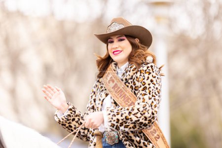 Foto de Laredo, Texas, Estados Unidos - 19 de febrero de 2022: El Desfile de Cumpleaños Anheuser-Busch Washingtons, Reinas de Belleza se visten como vaqueras, montan a caballo durante el desfile - Imagen libre de derechos