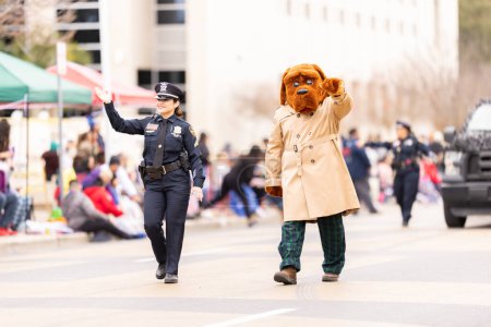 Téléchargez les photos : Laredo, Texas, États-Unis - février 19, 2022 : La mascotte de la police nationale Anheuser-Busch Washingtons Birthday Parade, officier de police et McGruff, saluant les spectateurs - en image libre de droit