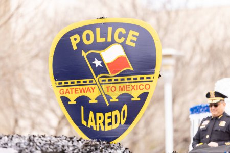 Foto de Laredo, Texas, Estados Unidos - 19 de febrero de 2022: El Desfile de Cumpleaños Anheuser-Busch Washingtons, Logo de la Puerta de la Policía a México Laredo, punto de cruce internacional - Imagen libre de derechos