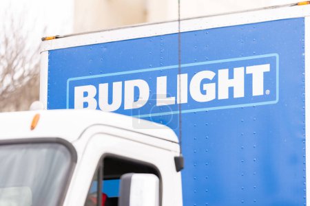 Foto de Laredo, Texas, Estados Unidos - 19 de febrero de 2022: Desfile de cumpleaños de Anheuser-Busch Washingtons, primer plano del logotipo de Bud Light - Imagen libre de derechos