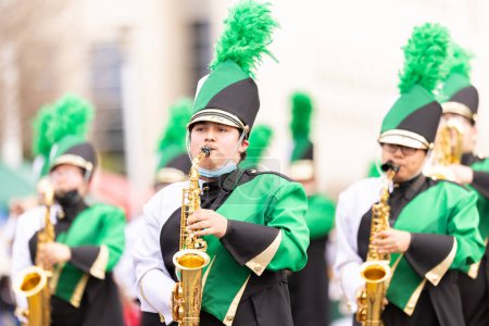 Foto de Laredo, Texas, Estados Unidos - 19 de febrero de 2022: Desfile de cumpleaños de Anheuser-Busch Washingtons, The J.W. Nixon High School Marching Band tocando en el desfile - Imagen libre de derechos