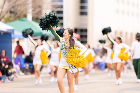 Téléchargez les photos : Laredo, Texas, États-Unis - février 19, 2022 : Le défilé d'anniversaire de l'Anheuser-Busch Washingtons, Le J.W. Français Nixon High School Mustang Cheerleaders performer au défilé - en image libre de droit