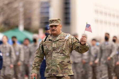 Téléchargez les photos : Laredo, Texas, États-Unis - Le 19 février 2022 : Le défilé d'anniversaire de l'Anheuser-Busch Washingtons, les membres de la Air Force Junior ROTC de United High School défilent en uniforme militaire complet - en image libre de droit