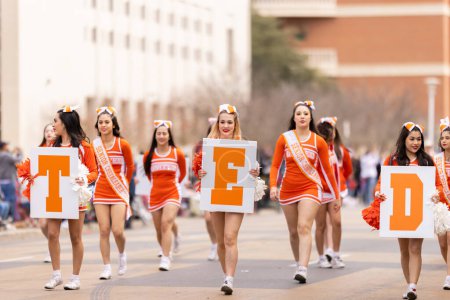 Téléchargez les photos : Laredo, Texas, États-Unis - février 19, 2022 : The Anheuser-Busch Washingtons Birthday Parade, United High School Cheerleaders performant au défilé - en image libre de droit