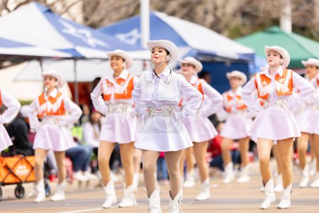 Foto de Laredo, Texas, Estados Unidos - 19 de febrero de 2022: El desfile de cumpleaños de Anheuser-Busch Washingtons, The United High School Larriettes actuando en el desfile - Imagen libre de derechos
