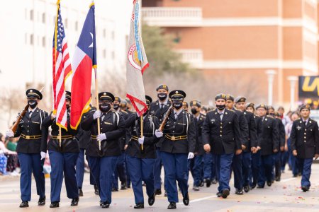 Foto de Laredo, Texas, Estados Unidos - 19 de febrero de 2022: Desfile de cumpleaños de Anheuser-Busch Washingtons, miembros del Ejército JROTC de la Escuela Secundaria Martin, en uniforme militar completo, marchando - Imagen libre de derechos