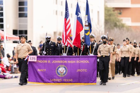Téléchargez les photos : Laredo, Texas, États-Unis - Le 19 février 2022 : Le défilé d'anniversaire de l'Anheuser-Busch Washingtons, membres de la Lyndon B. Johnson High School Navy JROTC, portant des uniformes militaires complets, marchant - en image libre de droit